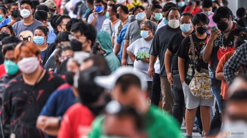 Warga Thailand menggunakan masker. Foto: Reuters.