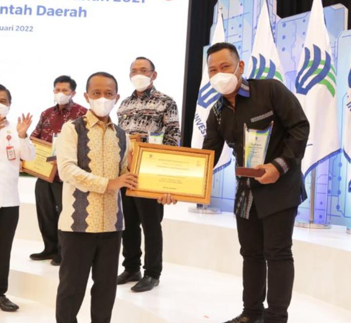 Lampaui Target, Bupati Gresik Terima Penghargaan Realisasi Investasi 2021