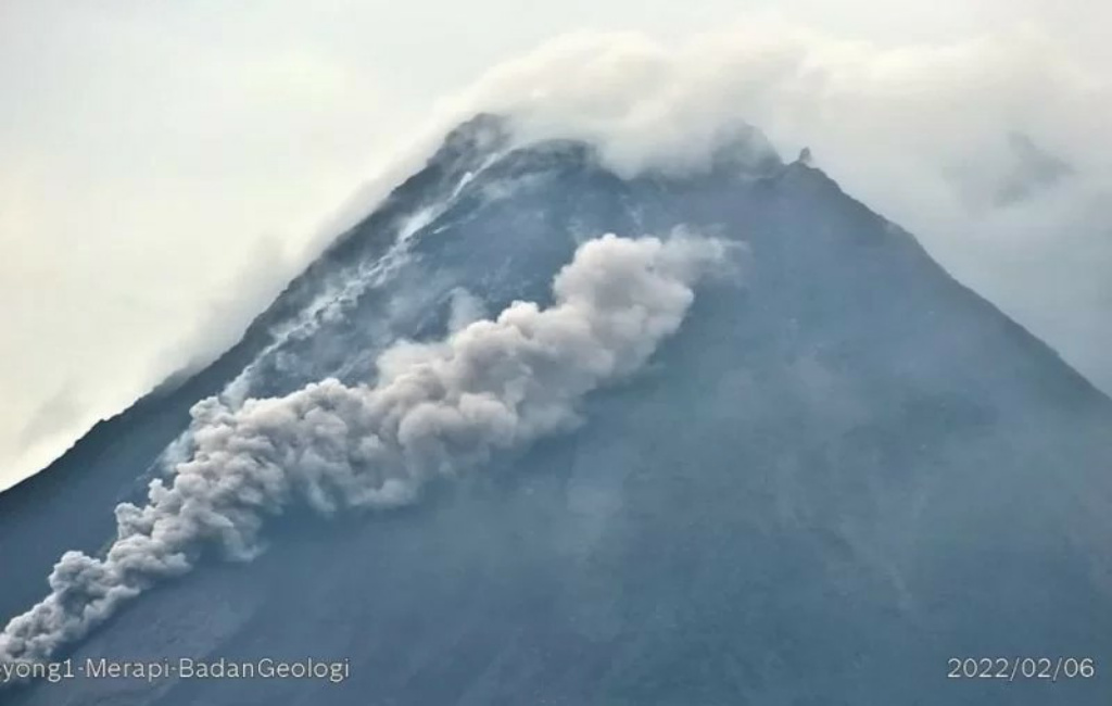 Aktivitas awan panas guguran Gunung Merapi yang berada di perbatasan Daerah Istimewa Yogyakarta dan Jawa Tengah.