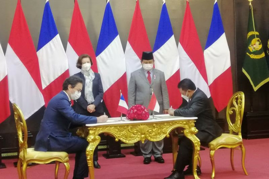 Menhan RI Prabowo Subianto bersama Menteri Angkatan Bersenjata Republik Perancis Florence Parly saat menyaksikan penandatanganan MoU antara PT DI dengan Dassault, di Kantor Kementerian Pertahanan, Jakarta, Kamis (10/2).