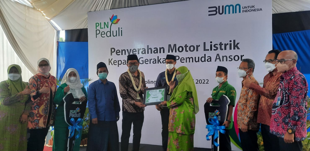 Ketua Komisi VI DPR RI, Faisol Riza dan Direktur Utama PT PLN persero Darmawan Prasodjo menyalurkan bantuan untuk Badan Otonom (Banom) PCNU se-Kabupaten Probolinggo, Jawa Timur, Minggu (27/2). (Foto: Istimewa)