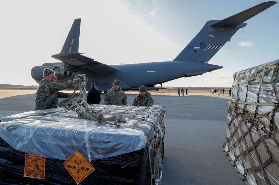Bantuan militer Lithuania diturunkan di Bandara Internasional Boryspil di luar Kyiv, Ukraina, 13 Februari 2022. Foto: Reuters.