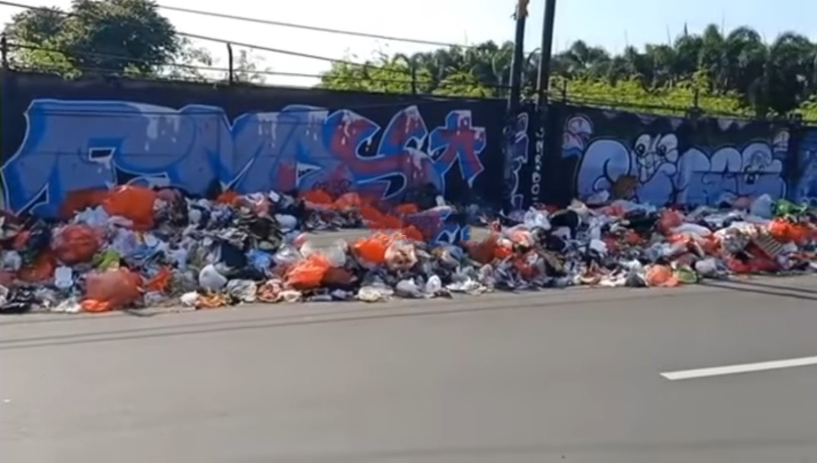 Sampah Berserakan di Pinggir Jalan Raden Saleh, Warga Keluhkan Bau Menyengat