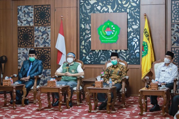 Bupati Pamekasan Kembali Berikan Beasiswa Kedokteran