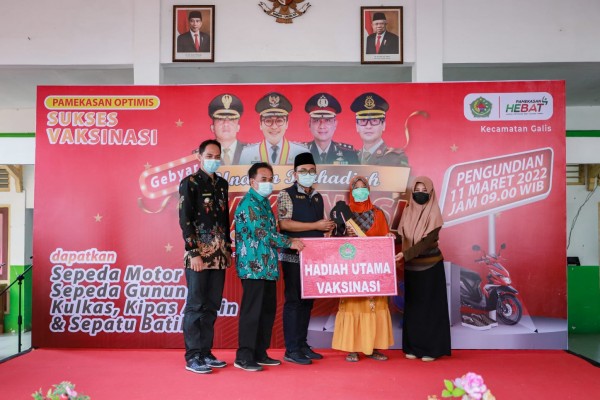 Bupati Pamekasan Beri Hadiah Motor Pada Warga Sudah Vaksin
