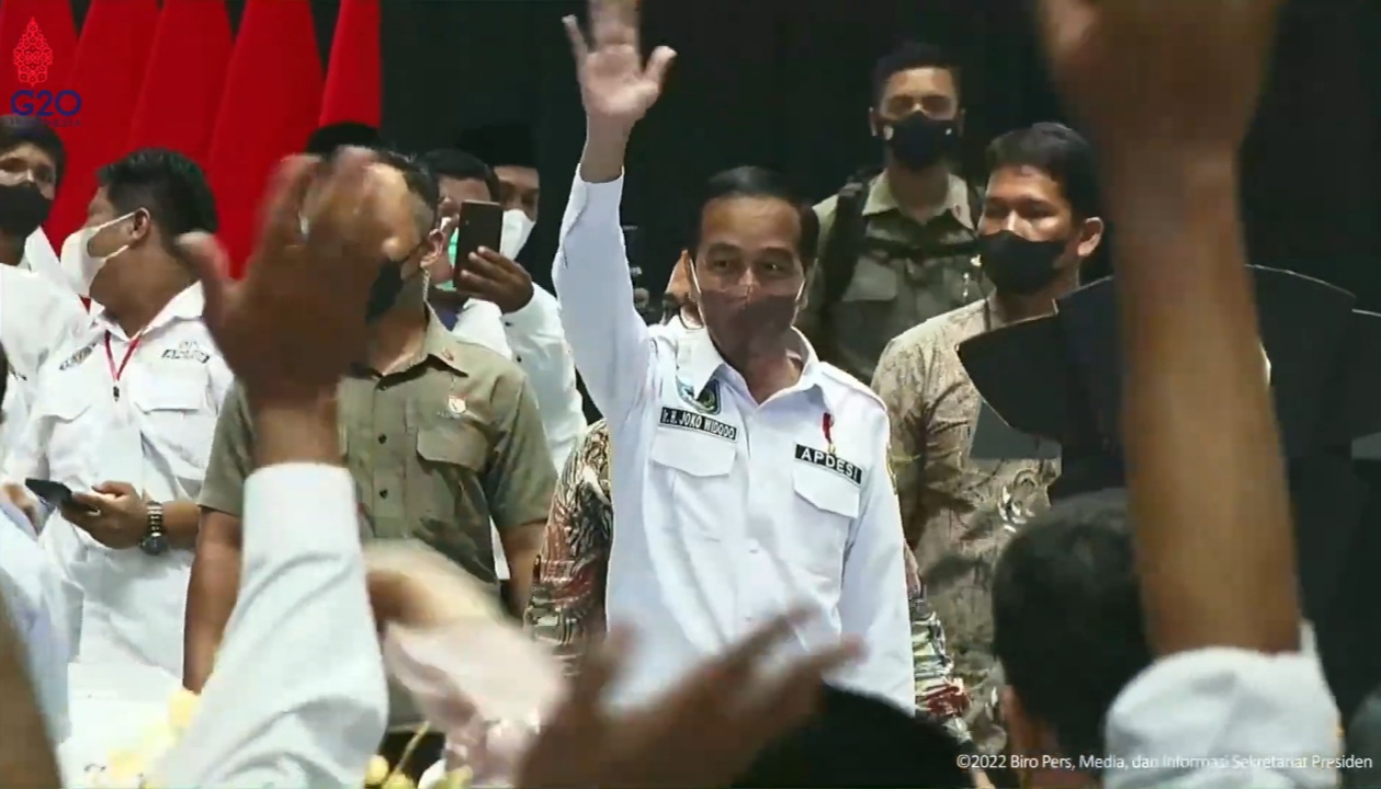 Deklator KAMI Soroti Dukungan Kepala Desa Jokowi 3 Periode Presiden Jokowi hadiri acara Silaturahim Nasional Asosiasi Pemerintah Desa Indonesia (APDESI) 2022, di Istora Senayan, Jakarta (29/3). (Foto: Tangkap Layar)