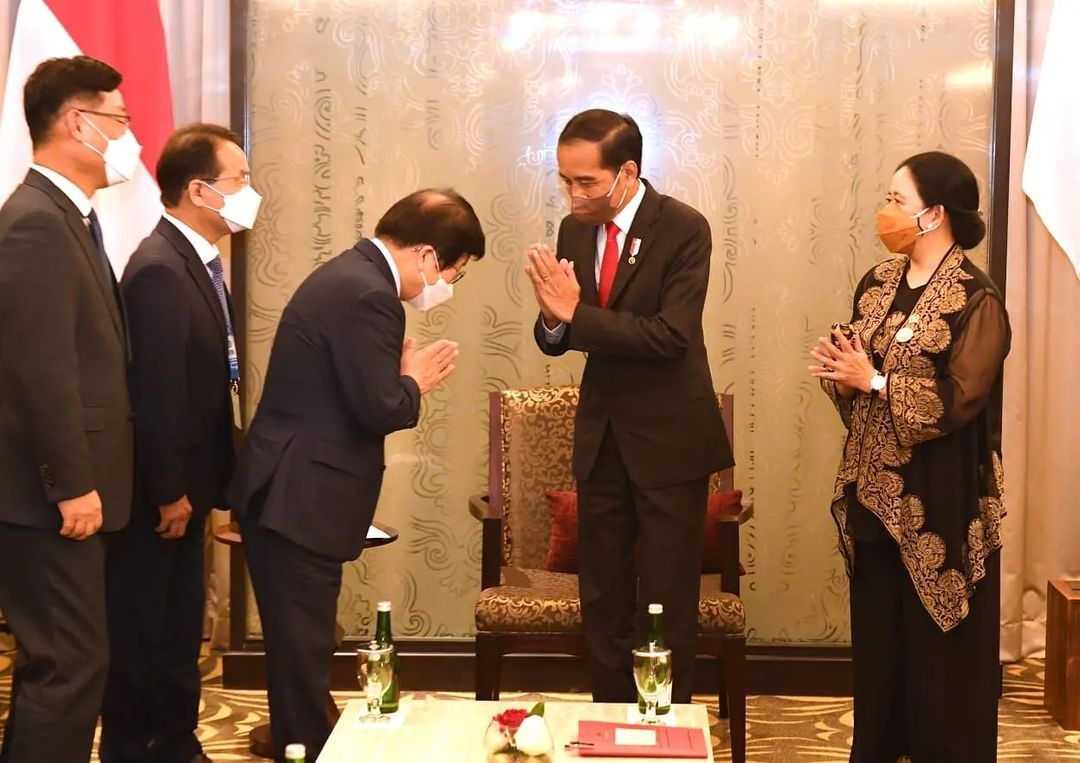 Indonesia Siap Perkuat Kerja Sama dengan Korea Selatan Presiden RI Joko Widodo bertemu Ketua Majelis Nasional Republik Korea, Park Byeong Seug, di Bali International Convention Center, Kabupaten Badung, seusai acara pembukaan Sidang Ke-144 Assembly of The Inter-Parliamentary Union (IPU) and Related Meetings, Minggu (20/3) malam. (Foto: Instagram @jokowi