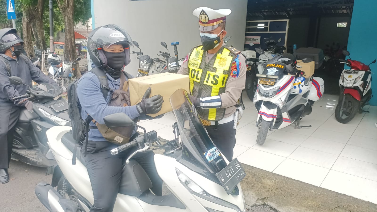 Pengendara Tertib Berlalu Lintas, Polres Gresik Beri Hadiah Paket Sembako