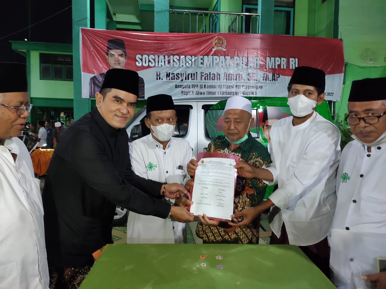 Anggota DPR RI Gus Falah Hibahkan 2 Mobil Operasional Pengurus NU di Gresik