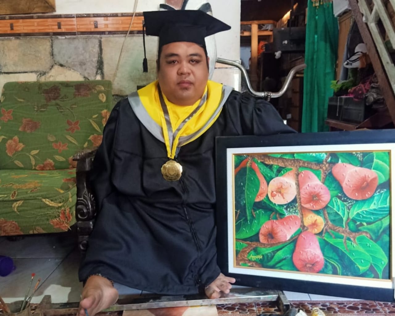 Kisah Aam, Mahasiswa Penyandang Disabilitas Raih Sarjana di UMG