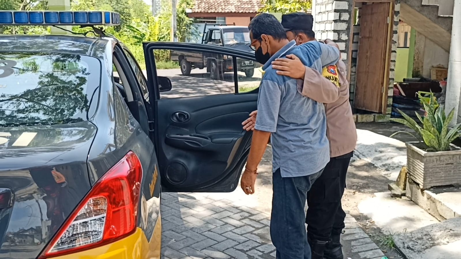 Mulia Banget, Bhabinkamtibmas di Gresik ini Antar Warga Sakit Jemput Bantuan