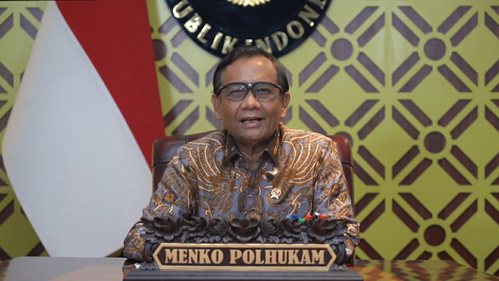 Menteri Koordinator Bidang Politik, Hukum dan Keamanan (Menko Polhukam) Mahfud MD menyampaikan penjelasan terkait isu penundaan Pemilu dan perpanjangan masa jabatan Presiden dalam YouTube Kemenko Polhukam RI, Senin (7/3). (Foto: Tangkap Layar)