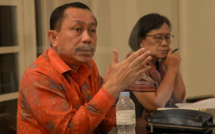 Ketua Komisi Nasional Hak Asasi Manusia (Komnas HAM) Ahmad Taufan Damanik (kiri) didampingi Komisioner Pengkajian dan Penelitian komnas HAM Sandrayati Moniaga memberikan pemaparan pada konferensi pers di Manado, Sulawesi Utara, Senin (28/3). (Foto: Republika)