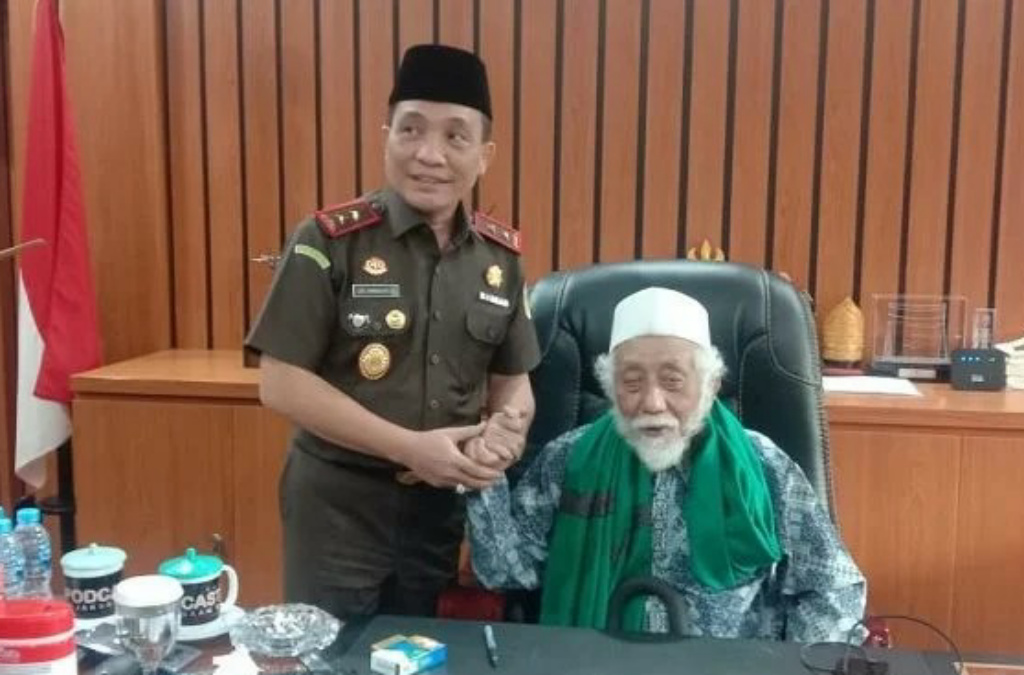 Para Ulama Siap Kawal Kejati untuk Tegaknya Hukum di Bumi Banten Abuya Muhtadi Dimyati bersama Kajati Banten Leonard Ezer Eben Simanjuntak di kantor Kejati Banten, Rabu (30/3/). (Foto: Istimewa)