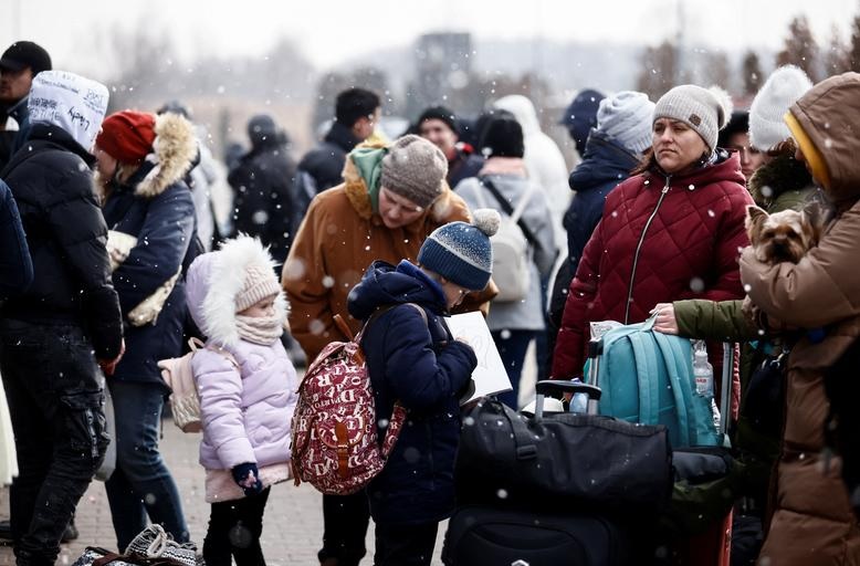 Orang-orang tiba di pusat akomodasi sementara setelah melarikan diri dari invasi Rusia ke Ukraina, di Korczowa, Polandia, 3 Maret. Foto: Yara Nardi/Reuters.