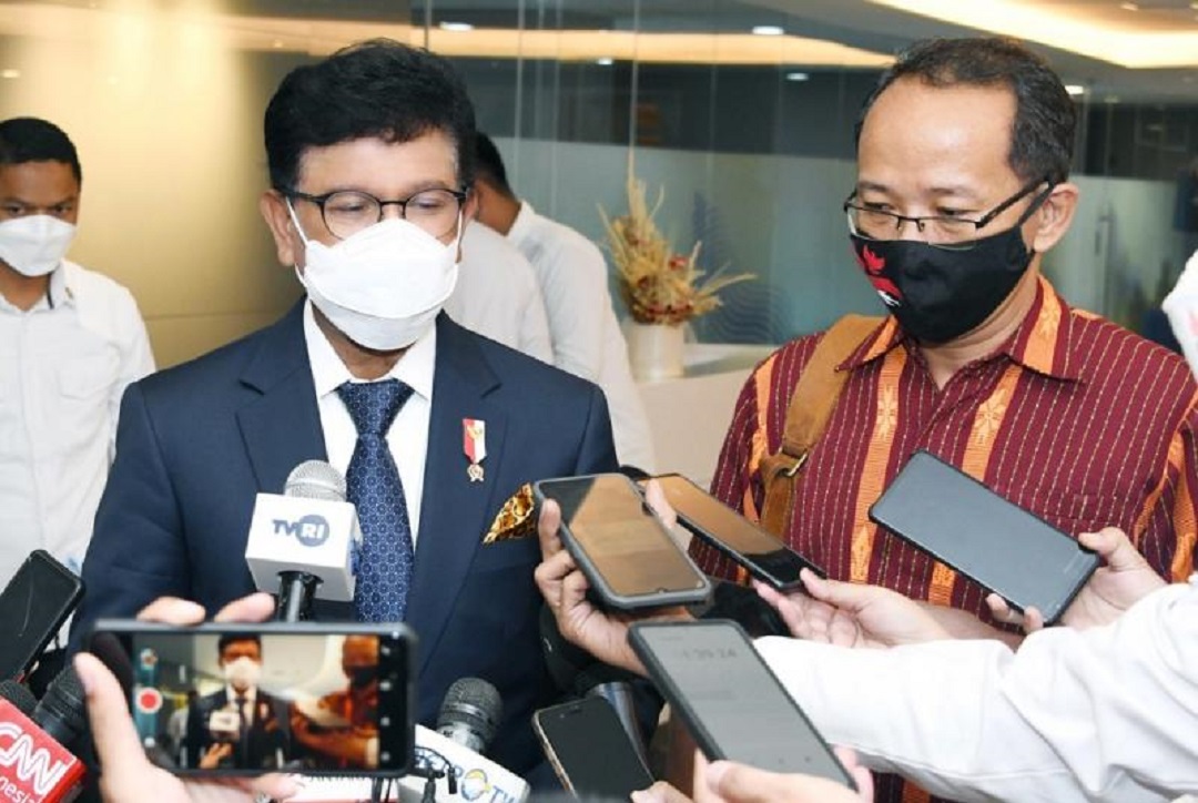 Menteri Komunikasi dan Informatika Johnny G. Plate usai pertemuan dengan Dewan Pers dan Task Force Media Sustainability di Kantor Kementerian Kominfo, Jakarta Pusat, Senin (21/3). (Foto: AYH)
