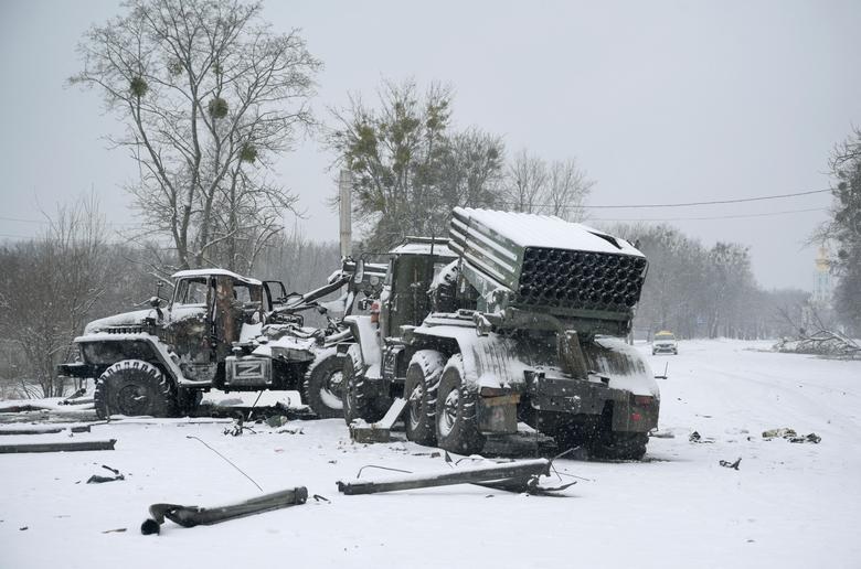 Beberapa peluncur roket Angkatan Darat Rusia hancur, dengan huruf "Z" yang dicat di sisinya di Kharkiv, 25 Februari. Foto: Reuters/Maksim Levin.