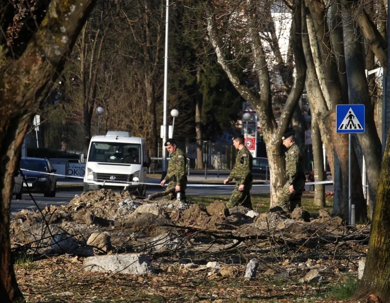 Tentara Kroasia menyelidiki lokasi di mana pesawat tak berawak militer jatuh di Zagreb. Foto: Antonio Bat/EPA.
