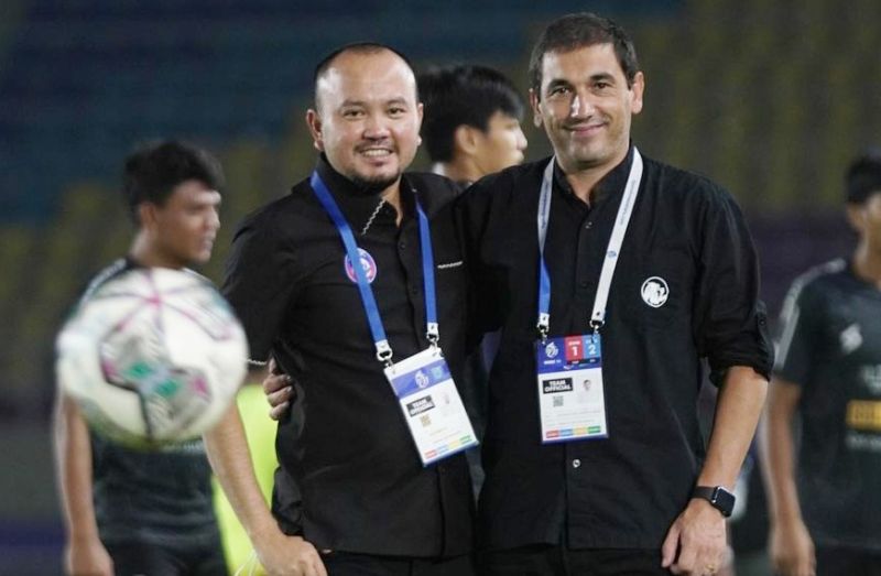 Ali Rifki (kiri) mundur dari jabatan manajer ad interim Arema FC. (foto: Media Officer Arema FC)