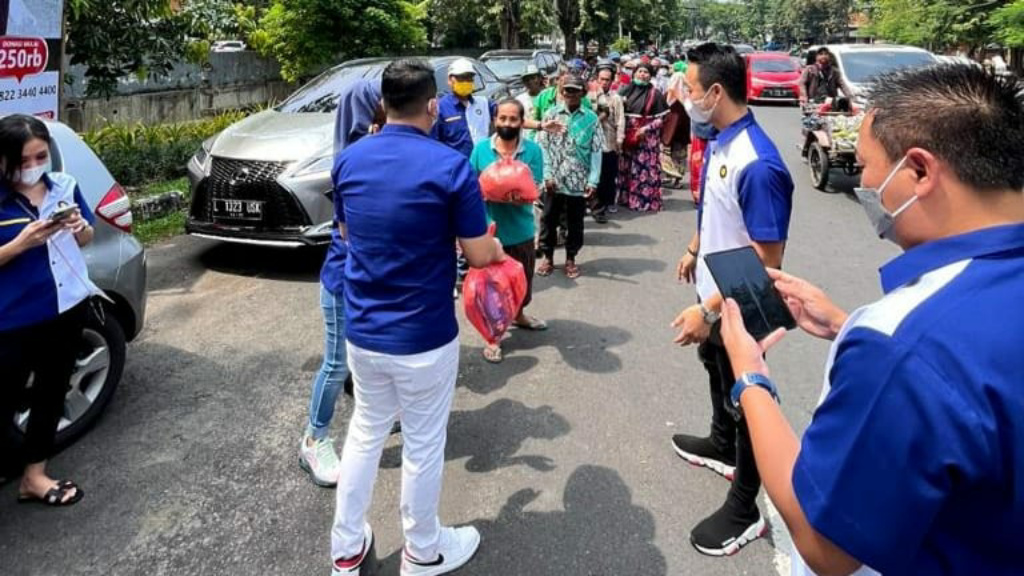 PT Midtou Aryacom Futures bagi paket sembako pada warga tak mampu sambut Ramadhan 1443 Hijriah. (Foto: Istimewa)