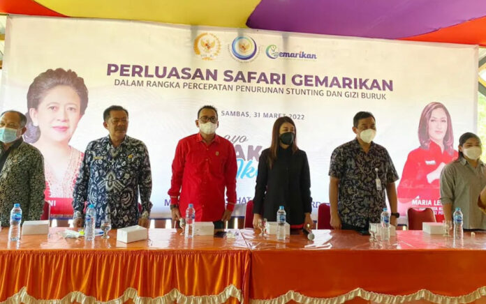 Anggota DPR RI Komisi IV, Maria Lestari sosialisasikan gerakan gemar makan ikan (GEMARIKAN) saat kunjungan kerja ke Desa Sempalai Sebedang, Kecamatan Sebawi, Sambas, Kalimantan Barat, Kamis 31 Maret 2022. (Foto: Dok. Istimewa)