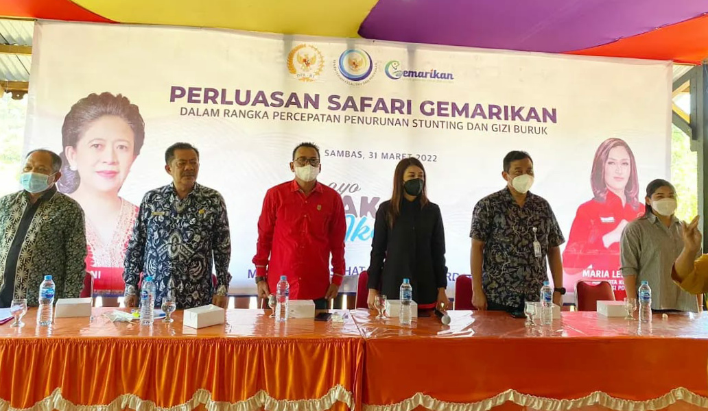 Cegah Stunting, Maria Lestari Ajak Masyarakat Sambas Gemar Makan Ikan Anggota DPR RI Komisi IV, Maria Lestari sosialisasikan gerakan gemar makan ikan (GEMARIKAN) saat kunjungan kerja ke Desa Sempalai Sebedang, Kecamatan Sebawi, Sambas, Kalimantan Barat, Kamis 31 Maret 2022. (Foto: Dok. Istimewa)