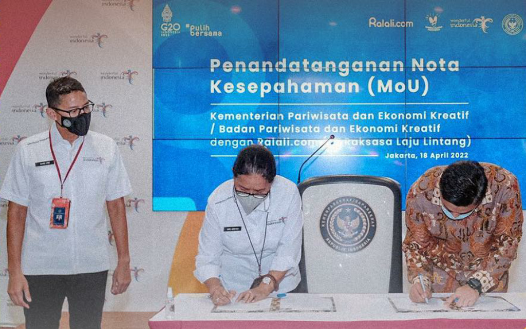 Penandatanganan MoU Kementerian Pariwisata dan Ekonomi Kreatif (Kemenparekraf) dengan Ralali.com, di Gedung Sapta Pesona Kemenparekraf Jakarta, Senin, (18/4). (Foto: Doc. Kemenparekraf)
