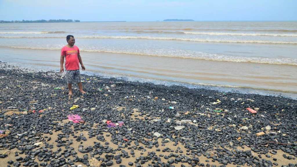 Kapal pengangkut batu bara kandas di perairan Masalembu. Muatannya tumpah ke laut hingga menyebabkan pencemaran. (Foto: Tirto)