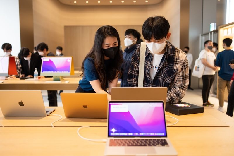 Komputer Macbook Pro di toko Apple di Seoul bulan ini. Foto: SeongJoon Cho/Bloomberg.