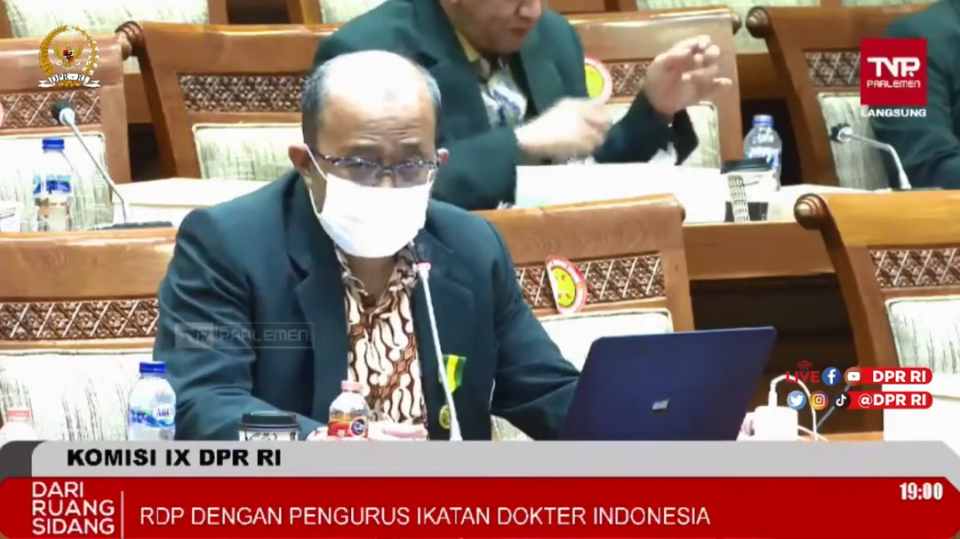 Ketua Umum Ikatan Dokter Indonesia (IDI) Adib Khumaidi, dalam Rapat Dengar Pendapat Komisi IX DPR RI, Senin (4/4). (Foto: Tangkap Layar)
