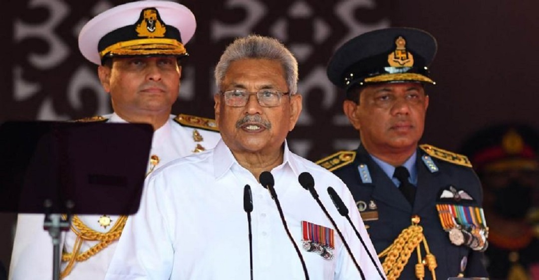 Alami Krisi Ekonomi, Sri Lanka dalam Situasi Darurat Presiden Sri Lanka Gotabaya Rajapaksa (tengah) berpidato bersama Panglima Angkatan Laut Nishantha Ulugetenne (Kiri) dan Panglima Angkatan Udara Sudarshana Pathirana (kanan) pada perayaan Hari Kemerdekaan ke-74 Sri Lanka di Kolombo pada 4 Februari 2022. (Foto: Ishara S. Kodikar/ AFP)