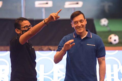 Mesut Oezil saat berkunjung ke Kemenparekraf bersama Menteri Sandiaga Uno (foto: istimewa)
