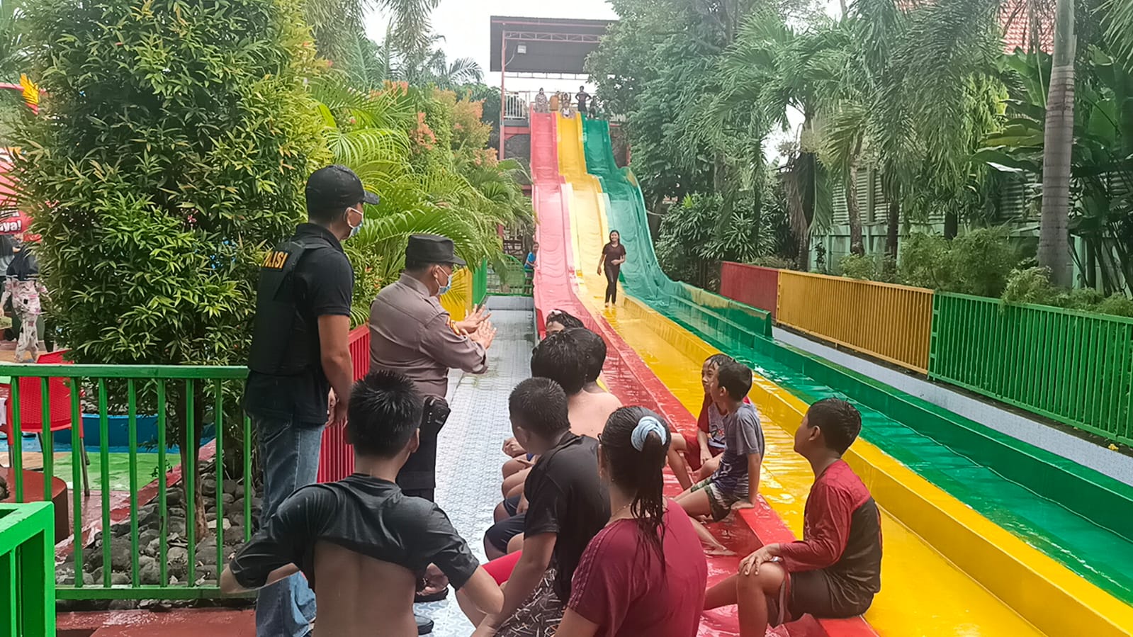 Pastikan Keamanan Seluncuran, Polisi Gresik Sidak Wahana Wisata Air