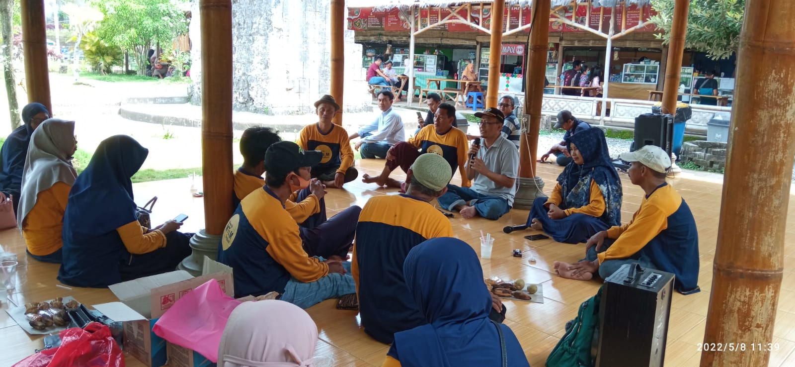 Puluhan Tahun Berpisah, Ketua Golkar Gresik Reoni Bareng Teman Mts di Setigi