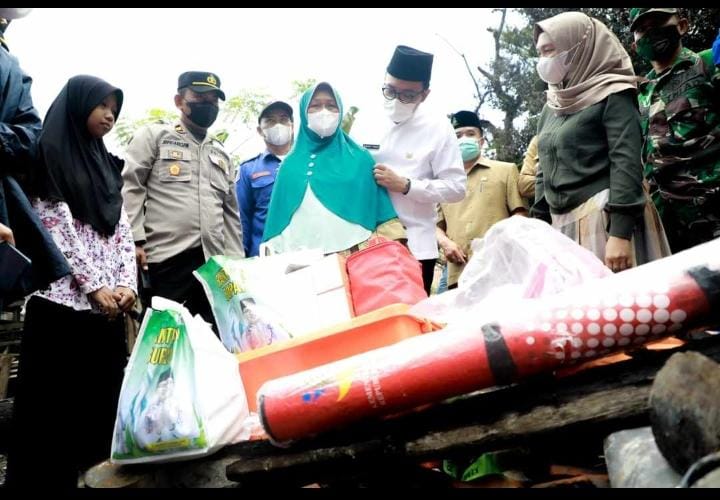 Bupati Pamekasan Bantu Warga yang Rumahnya Ludes Kebakaran