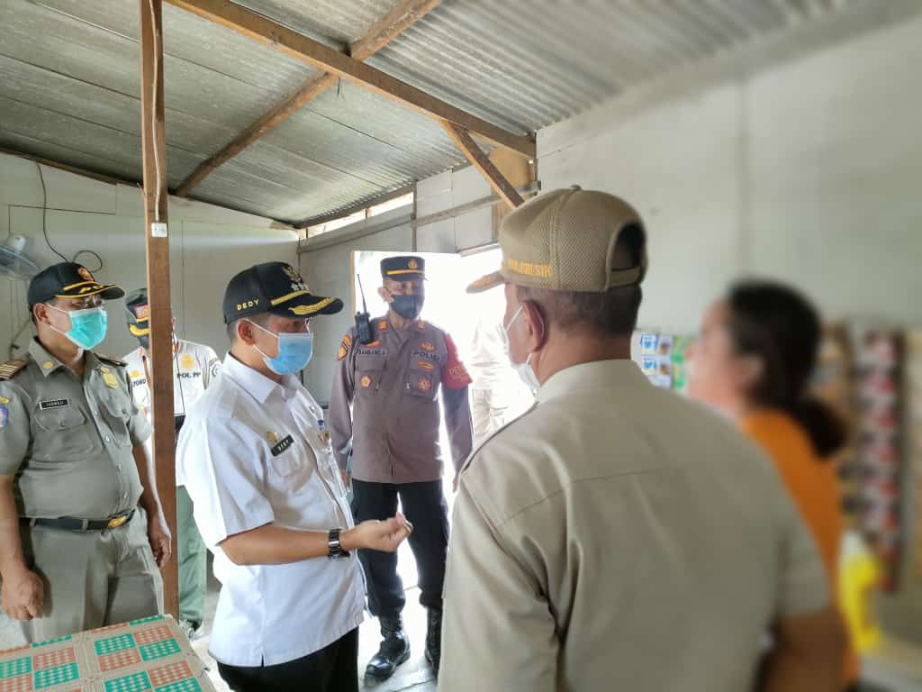 Asik Layani Pengunjung Tenggak Miras Sambil Karaoke, Empat Pramusaji di Warkop Gresik Digrebek Asik Layani Pengunjung Tenggak Miras Sambil Karaoke, Empat Pramusaji di Warkop Gresik Digrebek