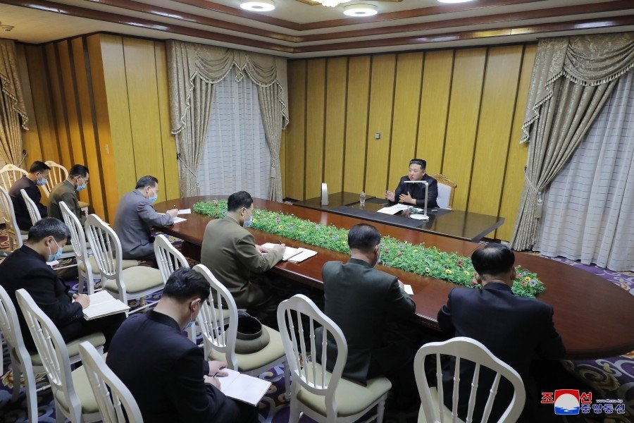 Kematian COVID-19 Pertama Korea Utara Diumumkan, 350 Ribu Demam Korea Utara telah mengkonfirmasi kematian COVID pertamanya, sehari setelah mengkonfirmasi wabah virus corona untuk pertama kalinya. Foto: KCNA.