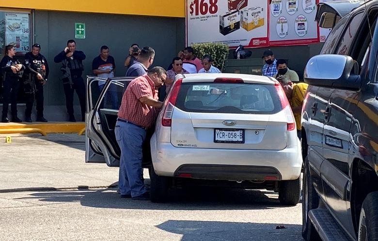 Anggota Kantor Kejaksaan setempat mengumpulkan informasi di TKP di mana wartawan Yessenia Mollinedo dan Sheila Garcia ditembak mati oleh orang-orang bersenjata tak dikenal, di kotamadya Cosoleacaque, di negara bagian timur Veracruz, Meksiko 9 Mei 2022. Foto: Reuters/Tamara Corro Ortiz.