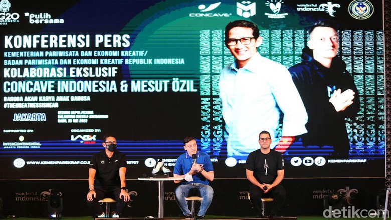 Mesut Oezil: Jika Sepakbola Indonesia Ingin Maju, Harus Berani Bangun Infrastruktur dan Akademi Pemain Muda Mesut Oezil saat menggelar konferensi pers di kantor Kemenparekraf (foto: istimewa)