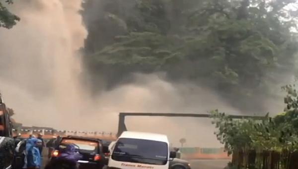 Air Terjun Lembah Anai Meluap, Jalan Antar Kota Lumpuh