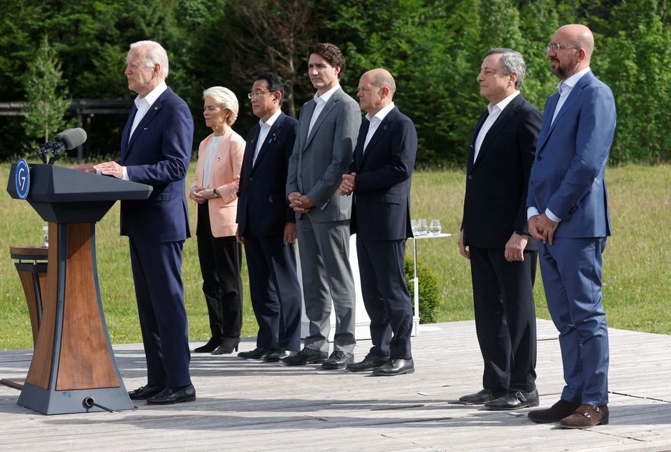 Presiden AS Joe Biden berbicara di sebelah Presiden Komisi Eropa Ursula von der Leyen, Perdana Menteri Jepang Fumio Kishida, Perdana Menteri Kanada Justin Trudeau, Kanselir Jerman Olaf Scholz, Perdana Menteri Italia Mario Draghi dan Presiden Dewan Eropa Charles Michel selama hari pertama pertemuan para pemimpin G7 di kastil Schloss Elmau Bavaria, dekat Garmisch-Partenkirchen, Jerman, 26 Juni 2022. Foto: Pool/Reuters.