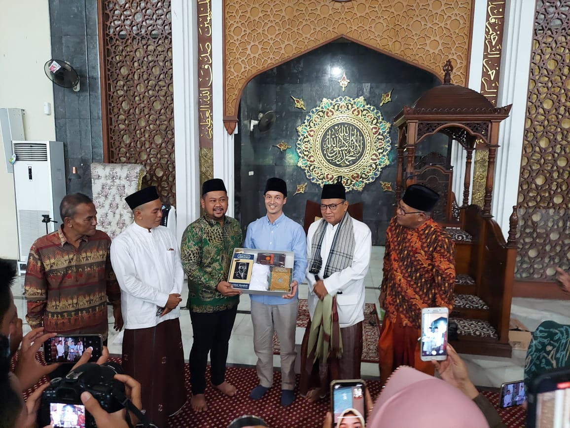 Jadi Saksi Warga Thailand Masuk Islam, Bupati Gresik Hadiahkan Alqur'an