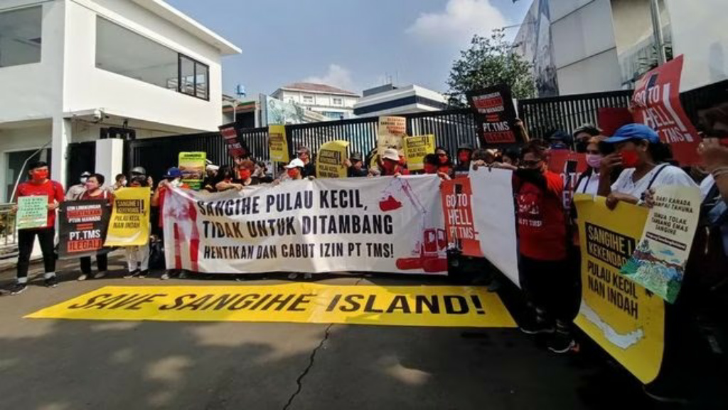 Warga Pulau Sangihe Demo Kantor Kementerian ESDM dan Kedutaan Besar Kanada di Indonesia Warga Pulau Sangihe Demo Kantor Kementerian ESDM dan Kedutaan Besar Kanada di Indonesia