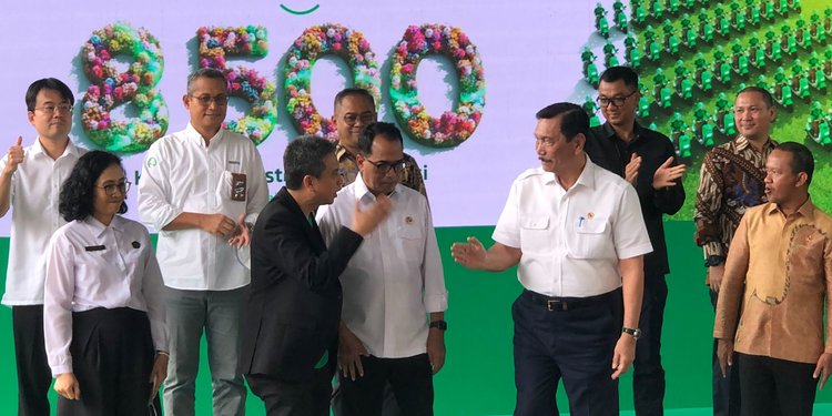Singgung Grab, Luhut: Bikin Uangnya di Indonesia, Tinggalnya di Singapura