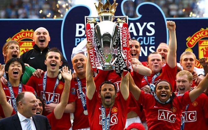 Pemain Manchester United sedang merayakan kemenangannya di Premier League musim 2013 (foto: istimewa)