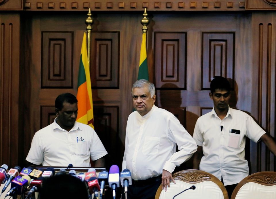 Perdana Menteri terguling Sri Lanka Ranil Wickremesinghe (tengah) tiba pada konferensi pers setelah pengadilan mengeluarkan perintah yang mencegah Perdana Menteri yang baru diangkat Mahinda Rajapaksa dari bertindak sebagai perdana menteri dan mengadakan rapat kabinet di Kolombo, Sri Lanka 4 Desember 2018. Foto: Reuters /Dinuka Liyanawatte/Files.