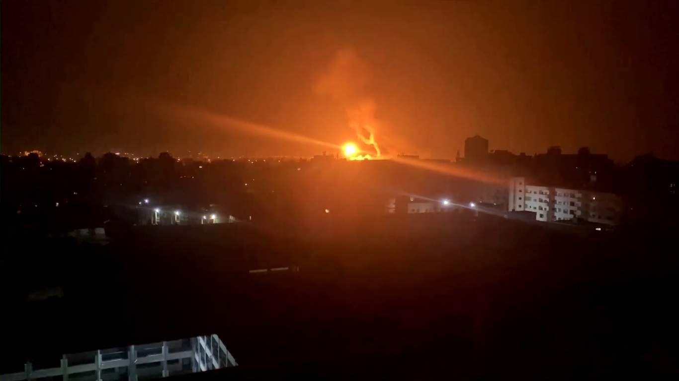 Sebuah rudal Israel menghantam sebuah situs di Kota Gaza pada Sabtu pagi. Foto: SS ReutersTV.