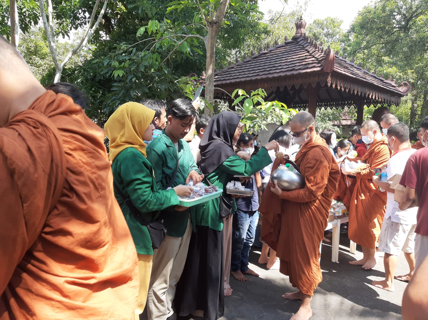 Bertemu Bhante Pannavaro, KKN Moderasi Beragama UIN SUKA Ikut Prosesi Pindapata