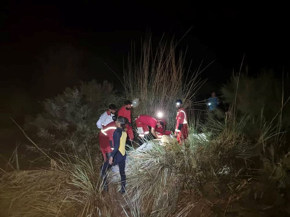 Tim penyelamat bekerja setelah banjir di wilayah Estahban di Iran selatan 23 Juli 2022. Foto: Masyarakat Bulan Sabit Merah Iran/WANA/Reuters.