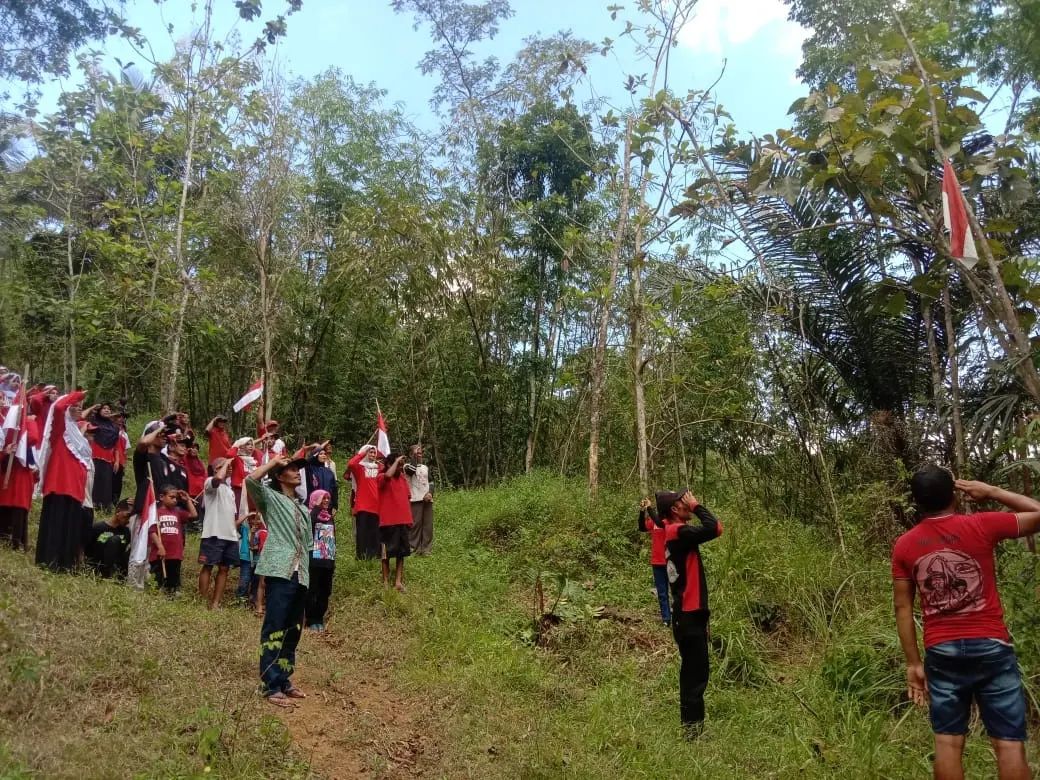 Peringati HUT Ke-77 Kemerdekaan RI, Warga Wadas Kibarkan Bendera Setengah Tiang